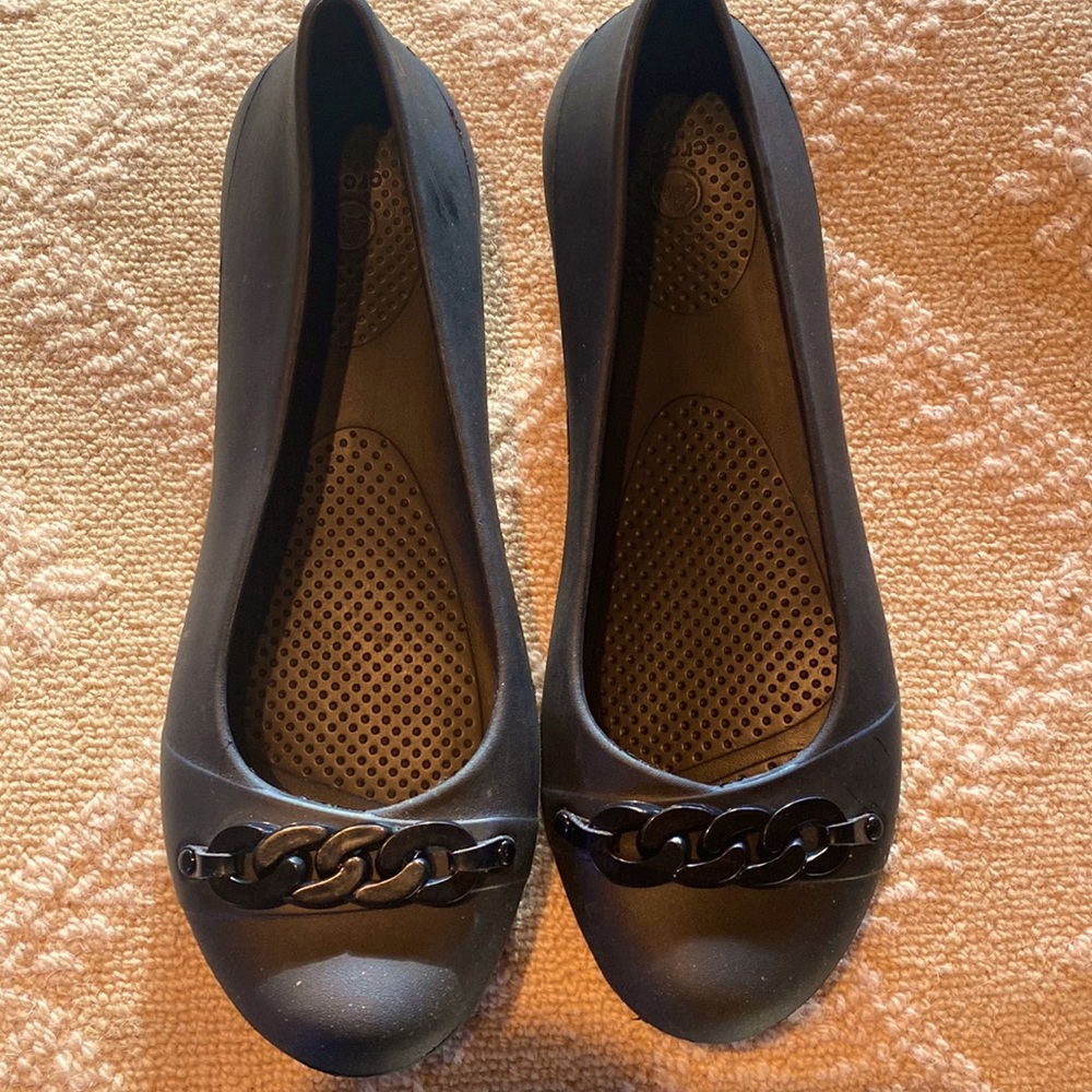 CROCS black ballet flats with rounded toe-cute chain link detail